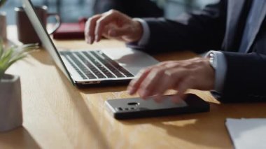 Eller modern ofiste klavye dizüstü bilgisayarına mesaj atıyor. Şaşırmış iş adamı cep telefonundan iyi haberler okuyor. Çok mutlu bir yönetici, yaratıcı iş yerindeki meslektaşıyla telefonda neşe içinde konuşuyor.