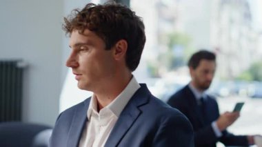 Sakallı patron panoramik restoranda akıllı telefon mesajı yolluyor. Resmi takım elbiseli adam kapuçino içiyor açık pahalı kahve evinde cep telefonu e-postaları okuyor. İş adamları yaşam tarzı kavramı