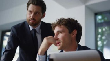 İki iş arkadaşı bilgisayardan bilgisayar okuma sözleşmesini internetten arıyor. Gülümseyen iş adamları başlangıç belgelerini tutuyorlar. Mutlu ortaklar görüntülü görüntülü konferans sohbetleri kapalı alanda 