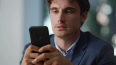 Mola sırasında iş yerinde cep telefonu oturma yerinde rahatça gezinen serbest çalışan biri. Ofisteki akıllı telefon uygulamasını kullanarak internetten alışveriş yapan gülümseyen adam. Sakallı işadamı cep telefonundan iş mesajı okuyor.