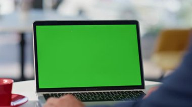 İşadamı otelin lobisinde yeşil ekran dizüstü bilgisayar izliyor. Tanımlanamayan adam, kafedeki krom anahtar bilgisayarı kullanarak görüntülü arama yapabilir. Mockup pc dijital aygıtındaki Freelancer tarayıcı web sitesi