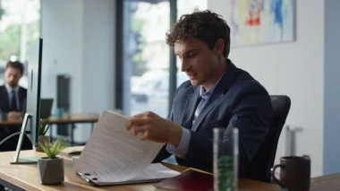 Gülümseyen bir çalışan modern çalışma alanındaki kağıtları inceliyor. Mutlu adam yönetici ofis masasında dizüstü bilgisayarda çalışan raporları okuyor. Pozitif girişimci pc klavyesine mesaj göndererek evrak işi yapıyor