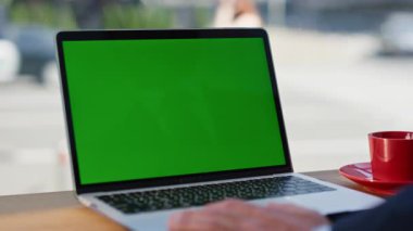 Bilinmeyen yönetici panoramik pencerelerin kapatıldığı kafede bilgisayar arıyor. Kafeterya reyonundaki yeşil ekran bilgisayarda tanınmayan bir çalışan. İşadamı krom anahtar monitörünü izliyor