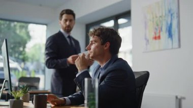 Şirket ofisinde daktilo eden ciddi bir stajyer. Dolaba giren bir işletme danışmanı genç yöneticiye pano tutmasında yardım ediyor. İki resmi adam iletişim kuruyor. Akıl hocalığı kavramı