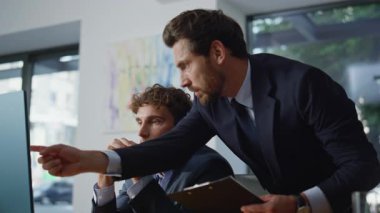 İş yerindeki ortak çalışma alanındaki iş arkadaşı sorununu çözmeye yardım eden akıl hocası. Bulmaca çözeltisine bakarak hata yapan kafası karışık bir adam. İki iş arkadaşı zor bir konu üzerinde çalışıyor. Beyin fırtınası yapıyorlar.