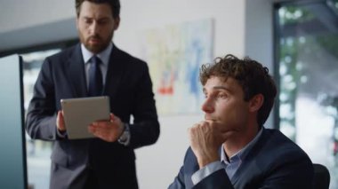 Ofis danışmanı öğrenme stajyeri bilgisayar kapanışıyla masada oturuyor. Kendine güvenen iş adamı modern konferans odasındaki iş toplantısında müdürle proje tartışıyor. Baş danışman astı. 