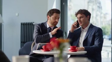 Sinir bozucu yönetici, kafeye yakın bir yerden akıllı telefonu arıyor. Kahve dükkanında uzaktan çalışan iki acemi. Restoranda cep telefonundan konuşan iş arkadaşları. Cep telefonu sohbetini sonlandıran hayal kırıklığına uğramış ortaklar 