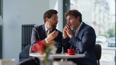 Birlikte başarılı bir iş anlaşmasını kahve evinde yakın planda tartışıyoruz. Akıllı telefondan konuşan duygusal bir adam iş arkadaşına beş dolar vereceği için heyecanlı. Mutlu ortaklar cep telefonundan harika haberler alıyor.