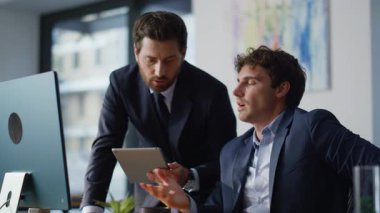 Profesyonel akıl hocası danışman, elinde tablet tutan stajyer. İşbirlikçi ofis ortamında çözümler üzerinde kafa yoran iki meslektaş. Arkadaş canlısı iş ekibi iş projesini tartışıyor