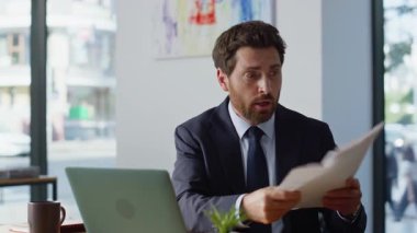 Kızgın patron internette video çağrısı diye bağırıyor. Gergin adam web kamerasından konuşuyor. Başarısız bir kontrat imzaladı. Endişeli hoşnutsuz iş adamı sanal sohbetin bitmesi laptop kapağını kapatıyor