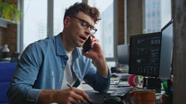 Ofis bürosunda başarılı bir tasarımcı cep telefonu pazarlığı yapıyor. Cep telefonuyla konuşan iş adamı masaüstü bilgisayarında çalışıyor. Profesyonel iletişimci şirket ortağı akıllı telefona gülüyor. 