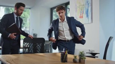 İki işadamı ofise giriyor. Satış temsilcisi zengin müşteri büyük ahşap masadaki kağıtlarla kontrat dosyasını kontrol ediyor. İş sahibi panoramik kabinedeki adama iş teklifi yapıyor