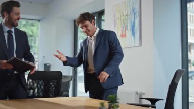 İş ortakları ofis masasına yakın çekim yapacak. İki işadamı pano açıyor kontrat belgelerini kontrol ediyor. Şirket masasında gülen bir yönetici müşteriye danışmanlık yapıyor. İş arkadaşları anlaşma yapıyor