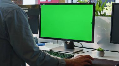 Ofisteki adam yakın plan kromakey bilgisayar kullanıyor. İşçi el ele tutuşma faresi rahat iş yerinde yeşil ekranda çalışıyor. Tanımlanamayan yönetmen model monitörü. Bilinmeyen yönetici veri arıyor 
