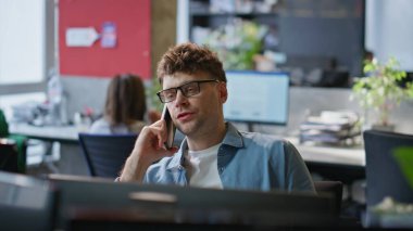 Çağdaş iş yerinde profesyonel cep telefonu müşterisi. Başarılı bankacı işadamı şirket ofisindeki iş anlaşmasını görüşüyor. Yönetici danışmanlığı.