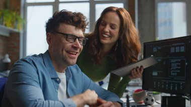 Mutlu iş adamları müşteriyle görüntülü konuşma yapıyor. İnternetteki video görüşmesi sırasında bilgisayar kamerasına bakan dost canlısı iş kadını. Gülümseyen sanal iş arkadaşları iyi iş sonuçlarını tartışıyor 