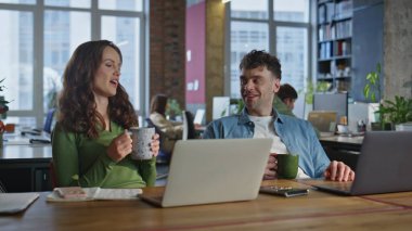 Dolap masasında kahve içen iki meslektaş. Ofis ekibi açık alanda haberleri tartışıyor. Mutlu kadın iş adamına hikaye anlatıyor. İş adamları yaşam tarzı kavramı