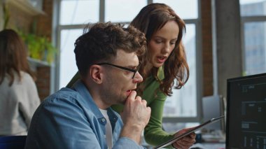 Birkaç meslektaşım panoramik pencerede şirket genişlemesini tartışıyor. Ofis inşaatında konuşan kendine güvenen iki iş ortağı. Çekici kadın patron tablet bilgisayarına bakıyor. 