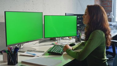 Profesyonel kadın ofisteki bilgisayarın modelini arıyor. Çevrimiçi Chromakey Cihaz konuşmasında konuşan kendine güvenen sakin bir iş kadını. Bayan Yönetici yeşil ekran bilgisayar görüntülü iş görüşmesi yapıyor