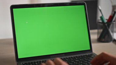 Modern iş yerinde yeşil ekran laptopunda çalışan tanınmayan serbest çalışan biri. Tanınmayan iş adamı Chroma görünümlü bilgisayar monitörü internette sörf yapıyor. Mockup Pc 'de ofis çalışanı arama web sitesi