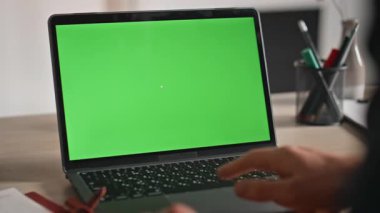 Bilgisayara dokunan eller iş yerindeki internet uygulamasını tarıyor. Ofisteki yeşil ekran bilgisayarda çalışan tanınmamış bir işadamı. Erkek öğrenci eğitim videosunu açıyor.