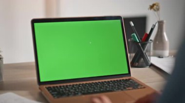 Öğrenci, iş yerinde yeşil ekran laptopunu yakından inceliyor. Kapalı alandaki Chroma Key Bilgisayar 'da eğitim videosu izleyen tanınmayan bir adam. Uzak ofisteki erkek serbest çalışan bir model bilgisayar uzmanı..
