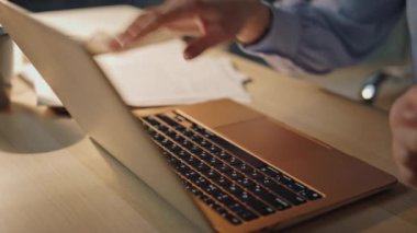 Yakın plan kadın elleri laptopta yazı yazıyor. Karanlık ofis. Profesyonel kadın bilgisayar kapağı kapağı kapağı modern işyerinde fazla mesai yapıyor. İş kadını iş gününden sonra online proje üzerinde düşünüyor.