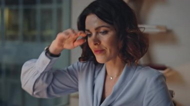 Ofis çalışanı karanlık işyerinde fazla mesai yapmaktan yorgun düşüyor. İş yerinde boyun ağrısından muzdarip meşgul bir iş kadını. Yorgun kadın yönetici geceleri modern ajans içinde oturuyor.