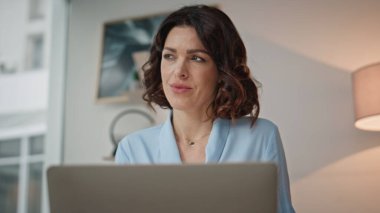 Şirket uzmanı, yaratıcı ajans ofisinde dizüstü bilgisayar üzerinde çalışıyor. İş kadını işyerinde oturup fikir üretiyor. Çekici kadın yönetici iş arama bilgisayarına odaklandı.