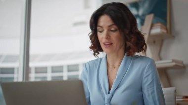 Gülümseyen danışman videosu ofis masasında teklif sunan dizüstü bilgisayarı arıyor. Mesut yönetici iş anlaşması gösteriyor. Uzaktan görüşmede proje tartışılıyor. İş kadını işyerinde konuşuyor İnternet sohbeti.