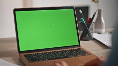 Çevrimiçi iş yakın çekim için yeşil ekran dizüstü bilgisayar kullanan bir uzak yönetici. Modern işyerinde krom anahtar bilgisayarı izleyen tanınmayan bir iş adamı. Erkek serbest çalışan evdeki dijital model aygıtını tarıyor.