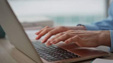 Ev işyerinde bilgisayar yazan serbest çalışan bir kadın. Yakın plan. Odaklanmış iş kadını elleri modern ofis çalışma alanında dizüstü bilgisayara e-posta yazıyor. İnternet 'te sörf yapan bayan yönetici bilgileri