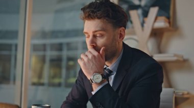 Hayal kırıklığına uğramış yönetici, ofis bilgisayarında geç saatlere kadar çalışmada hata buldu. Sinirli şirket sahibi iş yerindeki bilgisayarı kapatamamaktan endişelendi. Yönetici iş krizi yaşıyor.