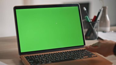 İş kadını, iş yerinde dizüstü bilgisayarı yakından izliyor. Kimliği belirsiz bir kadın ofiste klavyeye el ile basıyor. Şirketteki Krom Anahtar Defteri 'nde çalışan kadın yönetici.