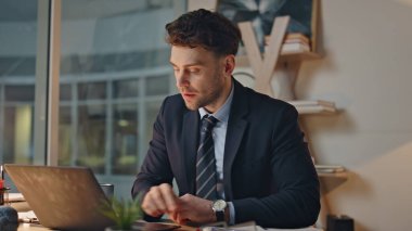 Hüsrana uğramış işçi yüzünü avuç içi bilgisayarına saklayıp ofiste çalışırken yorgun görünüyor. Bitkin müdür, akşam işyerinde stresli hissederek projeyi hayal kırıklığına uğrattı. Şirket CEO 'su hata buldu.