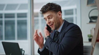 Gülümseyen bir çalışan arıyor ve iş yerindeki mali raporları tartışıyor. Ofiste akıllı telefondan konuşan mutlu iş adamı başarıyı hissediyor. Yönetici dostça bir cep telefonu görüşmesi yapıyor..