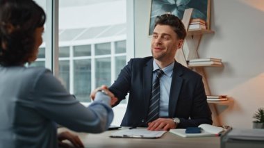 Şirket toplantısında kadın ortakla tokalaştığın için mutlu CEO 'lar. Dost canlısı iş adamı zarif iş kadınına ortaklık teklif ediyor. Başarılı iş adamları işbirliğini tartışıyor.