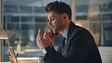 Endişeli ofis müdürü karanlık ofisteki akıllı telefonu arıyor. Yorgun işadamı, akşam geç saatlerde iş yerinde cep telefonu konuşmasından endişeli. Şirket çalışanı modern ajansta iş konuşmasını bitirdi..