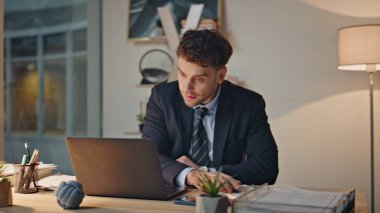 Dizüstü bilgisayarda çalışan aşırı mutlu yönetici ofis kapanışında e-postayla harika haberler alıyor. Profesyonel çalışan, iş projesinin başarısını kutluyor. Şirket sahibi işyerinde kazanınca duygusal tepki veriyor.