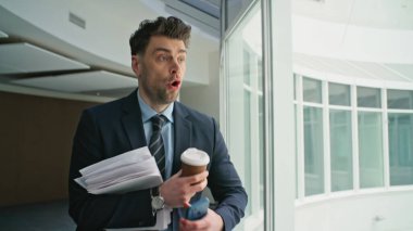 Aceleyle çalışan, elinde belgelerle elinde kahve fişi olan akıllı telefonlardan bahsediyor. Meşgul işadamı büro koridorunu arıyor. Cep telefonundan konuşan yakışıklı işçi, şirket koridoruna git.