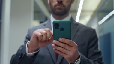 Ceo parmak yürütme şirketi koridorunda cep telefonu yürütme. Başarılı sakallı uzman akıllı telefonları karıştırıyor ve boş koridora çıkıyor. İş adamı cep telefonu ekranına dokunuyor. Sadece SMS açıyor.