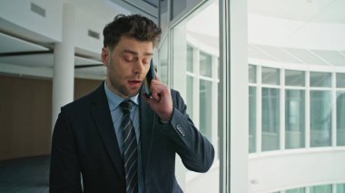 Ofis panoramik penceresinin yakınında cep telefonuyla konuşan şık bir CEO. Ciddi bir iş adamı ofis koridorundaki ortakları arıyor. Zarif girişimci koridorda telefon konuşmalarında iş tartışıyor..