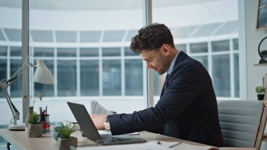 Gülümseyen CEO dizüstü bilgisayarına e-posta yazıp şirket ofisinde harika haberleri paylaşıyor. Şirket işyerindeki bilgisayar okuyucu mali raporunu yazan mutlu bir yönetici. Çevrimiçi çalışan profesyonel bir çalışan