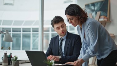 Ofiste proje stratejisinde işbirliği yapan iki yönetici. İşyerinde dizüstü bilgisayar arayan iş kadınıyla kurumsal planlama üzerine odaklanmış bir iş adamı. Mali belgeleri analiz eden ekip.