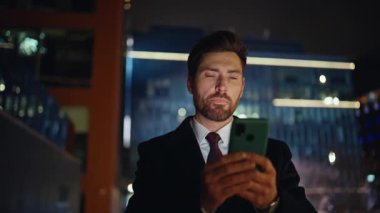 Gece vardiyası çalışanı gece yakın çekim için mesaj yolluyor. Sakallı, kendine güvenen bir iş adamı elinde cep telefonu, akşam lambası sokağında e-postaları kontrol ediyor. Resmi takım elbiseli zengin adam dışarıdaki mesaja cevap veriyor. 