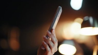 Gece ofisindeki hücrede el yapımı. Kapalı bir iş kadını elinde cep telefonuyla karanlık bir iş yerinde dinleniyor. Sakin bayan akıllı telefondan sosyal medyayı kontrol ediyor. Rahat yönetmen internette geziniyor.