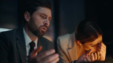 Sinirli takım arkadaşları para kaybediyor. Karanlık kabine kapanınca tepki vermiyor. Sinirli patron, iş yerindeki bayan meslektaşıyla duygularını paylaşıyor. Stresli iş ortakları karar arıyor