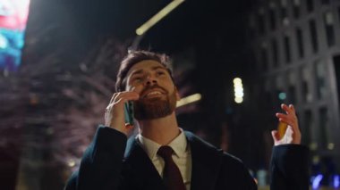 Çok mutlu bir yönetici gece iş bölgesinden arıyor. Şehir merkezinde cep telefonuyla konuşan mutlu bir çalışan. Yakışıklı zengin adam karanlık şehirde duygusal olarak akıllı telefon konuşuyor.