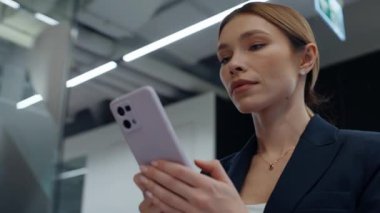 Çağdaş ofis koridorunda cep telefonuyla yürüyen zarif bir kadın. Kendine güveni tam bir iş kadını cep telefonunun hoparlörüne giden e-postayı açıyor. Yönetim kurulu başkanı toplantı yapıyor. Akıllı telefondan izleme programı izliyor.