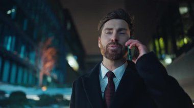 Pozitif çalışan gece iş bölgesinden arıyor. Şehir merkezinde cep telefonuyla konuşurken mutlu ol. Karanlık şehirde akıllı telefondan konuşan yakışıklı bir avukat. Zengin adam tek başına duruyor.